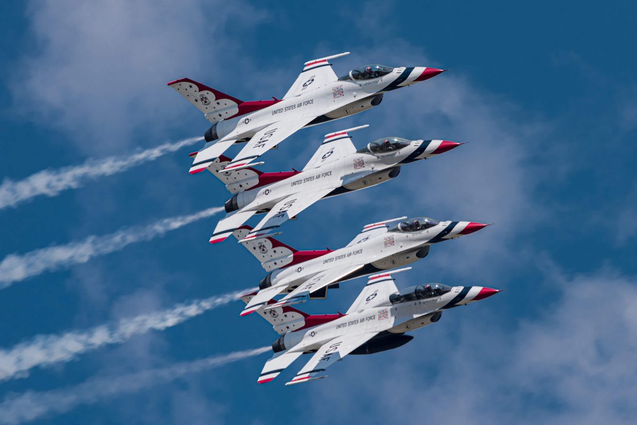 USAF Thunderbirds Echelon Left Formation